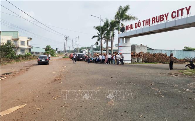 Người dân cầu cứu cơ quan chức năng, yêu cầu công ty Kiên Cường Phát trả lại tiền. Ảnh: Đậu Tất Thành – TTXVN