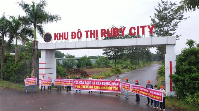 Người dân viết đơn cầu cứu cơ quan chức năng, yêu cầu công ty Kiên Cường Phát trả lại tiền. Ảnh: TTXVN phát