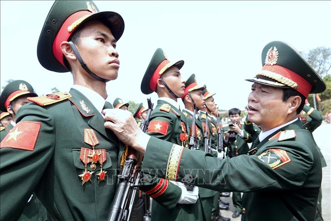 Đại tướng Nguyễn Tân Cương, Ủy viên Trung ương Đảng, Tổng Tham mưu trưởng QĐND Việt Nam, Thứ trưởng Bộ Quốc phòng kiểm tra khối duyệt binh. Ảnh: TTXVN phát 