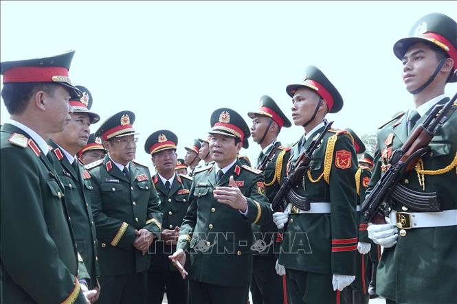 Đại tướng Nguyễn Tân Cương, Ủy viên Trung ương Đảng, Tổng Tham mưu trưởng QĐND Việt Nam, Thứ trưởng Bộ Quốc phòng kiểm tra khối duyệt binh. Ảnh: TTXVN phát 