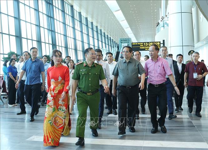Thủ tướng Phạm Minh Chính thăm công trình Nhà ga T3 Cảng hàng không quốc tế Tân Sơn Nhất, Thành phố Hồ Chí Minh. Ảnh: Dương Giang-TTXVN 
