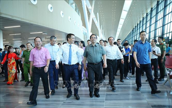 Thủ tướng Phạm Minh Chính thăm công trình Nhà ga T3 Cảng hàng không quốc tế Tân Sơn Nhất, Thành phố Hồ Chí Minh. Ảnh: Dương Giang-TTXVN 
