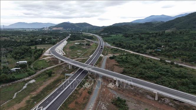 Đoạn cao tốc Vân Phong – Nha Trang, thuộc dự án đường bộ cao tốc Bắc – Nam phía Đông giai đoạn 2021–2025. Ảnh Đặng Tuấn -TTXVN