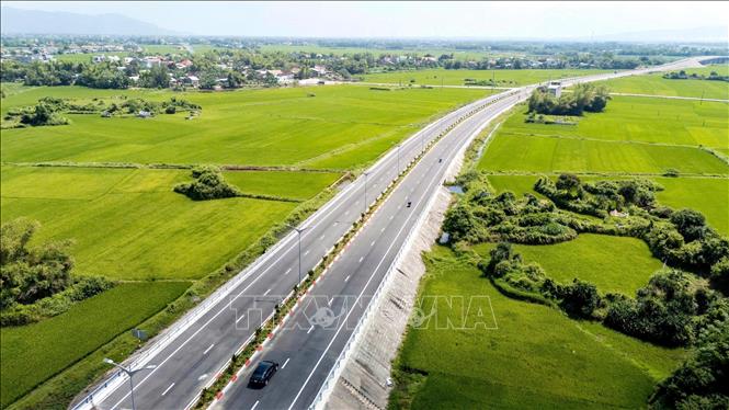 Một góc tuyến đường kết nối trung tâm thị xã An Nhơn đến đường ven biển phía Tây đầm Thị Nại. Ảnh: Lê Phước Ngọc - TTXVN
