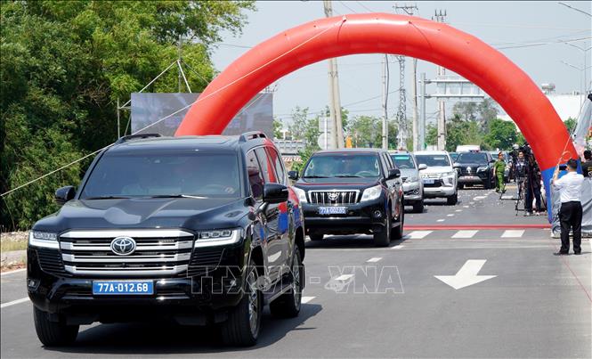 Thông xe kỹ thuật tuyến đường kết nối trung tâm thị xã An Nhơn đến đường ven biển phía Tây đầm Thị Nại. Ảnh: Lê Phước Ngọc - TTXVN
