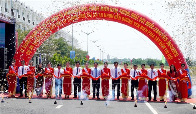 Nghi thức cắt băng khánh thành dự án. Ảnh: Lê Phước Ngọc - TTXVN