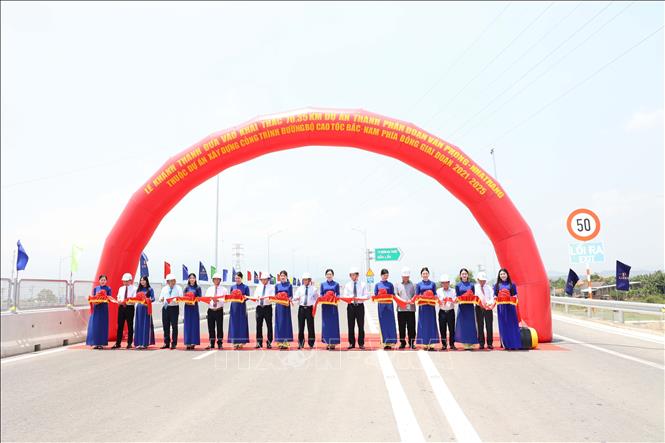 Lễ cắt băng đưa vào sử dụng cao tốc Nha Trang- Vân Phong. Ảnh: Đặng Tuấn -TTXVN