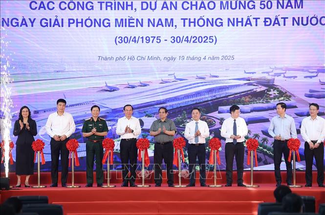 Thủ tướng Phạm Minh Chính và các đại biểu thực hiện nghi thức cắt băng khởi công, khánh thành các dự án trọng điểm Quốc gia và công trình lớn nhân kỷ niệm 50 năm Ngày Giải phóng miền Nam, thống nhất đất nước. Ảnh: Dương Giang-TTXVN 
