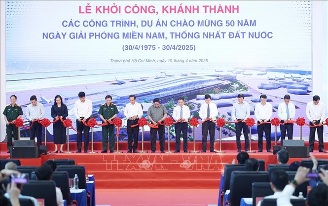 Thủ tướng Phạm Minh Chính và các đại biểu thực hiện nghi thức cắt băng khởi công, khánh thành các dự án trọng điểm Quốc gia và công trình lớn nhân kỷ niệm 50 năm Ngày Giải phóng miền Nam, thống nhất đất nước. Ảnh: Dương Giang-TTXVN 
