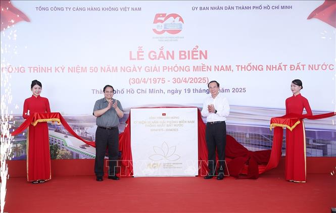 Thủ tướng Phạm Minh Chính và Bí thư Thành uỷ Thành phố Hồ Chí Minh Nguyễn Văn Nên thực hiện nghi thức gắn biển công trình Nhà ga T3, Cảng hàng không quốc tế Tân Sơn Nhất là 