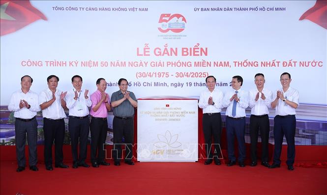 Thủ tướng Phạm Minh Chính và Bí thư Thành uỷ TP Hồ Chí Minh Nguyễn Văn Nên và các đại biểu gắn biển công trình Nhà ga T3, Cảng hàng không quốc tế Tân Sơn Nhất chào mừng kỷ niệm 50 năm Ngày Giải phóng miền Nam, thống nhất đất nước. Ảnh: Dương Giang-TTXVN 
