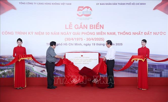 Thủ tướng Phạm Minh Chính và Bí thư Thành uỷ Thành phố Hồ Chí Minh Nguyễn Văn Nên thực hiện nghi thức gắn biển công trình Nhà ga T3, Cảng hàng không quốc tế Tân Sơn Nhất là 
