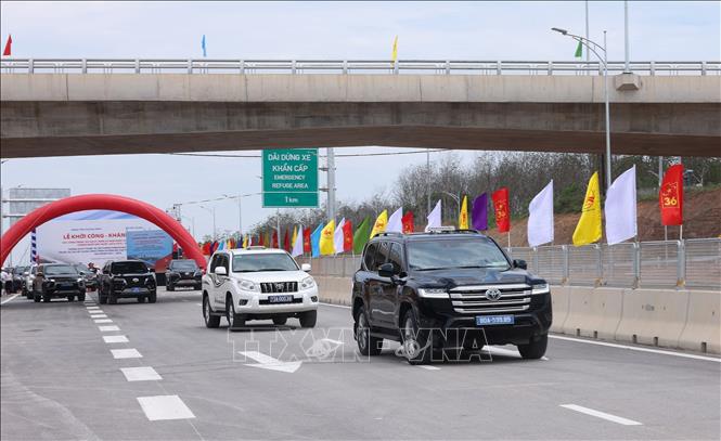 Thông xe kỹ thuật tuyến cao tốc Bùng - Vạn Ninh (Quảng Bình). Ảnh: Quốc Khánh - TTXVN