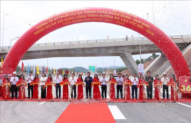 Các đại biểu thực hiện nghi thức cắt băng thông xe kỹ thuật tuyến cao tốc Bùng - Vạn Ninh. Ảnh: Quốc Khánh - TTXVN