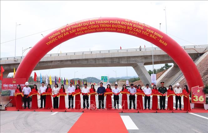 Các đại biểu thực hiện nghi thức cắt băng thông xe kỹ thuật tuyến cao tốc Bùng - Vạn Ninh. Ảnh: Quốc Khánh - TTXVN