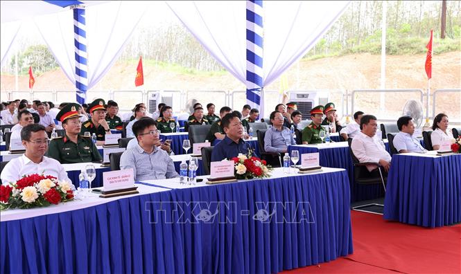 Bộ trưởng Bộ Xây dựng Trần Hồng Minh cùng các đại biểu tham dự buổi lễ thông xe kỹ thuật tuyến cao tốc Bùng. - Vạn Ninh. Ảnh: Quốc Khánh - TTXVN
