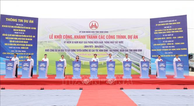 Các đại biểu phát lệnh khởi công dự án đường bộ cao tốc Ninh Bình – Hải Phòng đoạn qua Ninh Bình. Ảnh: Đức Phương - TTXVN