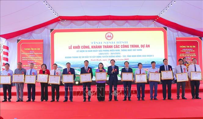 Các cá nhân được khen thưởng do lập nhiều thành tích góp phần thực hiện thành công dự án xây dựng tuyến đường Đông – Tây tỉnh Ninh Bình. Ảnh: Đức Phương - TTXVN