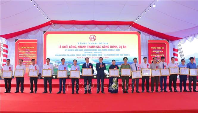 Các cá nhân được khen thưởng do lập nhiều thành tích góp phần thực hiện thành công dự án xây dựng tuyến đường Đông – Tây tỉnh Ninh Bình. Ảnh: Đức Phương - TTXVN