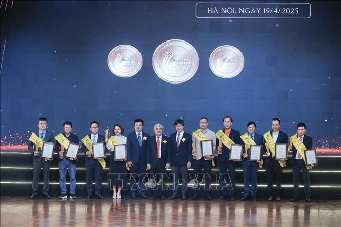 TS. Nguyễn Quân, nguyên Bộ trưởng Bộ Khoa học và Công nghệ và Thứ trưởng Bộ Khoa học và Công nghệ Bùi Hoàng Phương trao Giải thưởng Top 10 Sao Khuê 2025. Ảnh: Minh Quyết - TTXVN