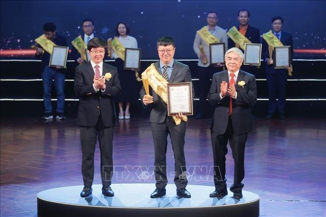 TS. Nguyễn Quân, nguyên Bộ trưởng Bộ Khoa học và Công nghệ và Thứ trưởng Bộ Khoa học và Công nghệ Bùi Hoàng Phương trao Giải thưởng Top 10 Sao Khuê 2025. Ảnh: Minh Quyết - TTXVN