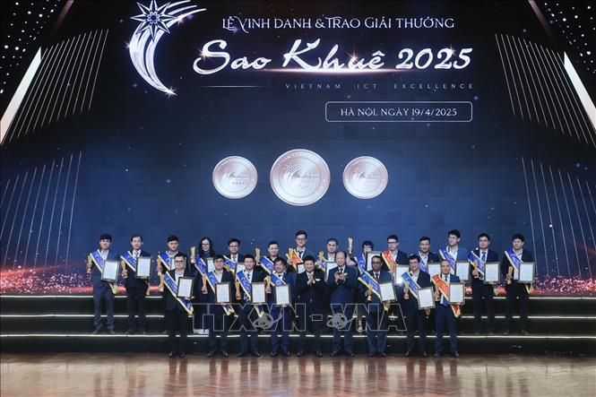 Ban tổ chức trao Giải thưởng Sao Khuê 2025 cho các danh nghiệp có sản phẩm thuộc nhóm lĩnh vực “Chính phủ, Chính quyền, Khu vực công nghệ và cộng đồng và người dân”. Ảnh: Minh Quyết - TTXVN