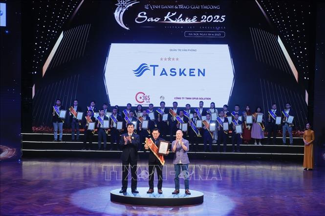 Ban tổ chức trao Giải thưởng Sao Khuê 2025 cho các danh nghiệp có sản phẩm thuộc nhóm lĩnh vực “Quản trị doanh nghiệp”. Ảnh: Minh Quyết - TTXVN