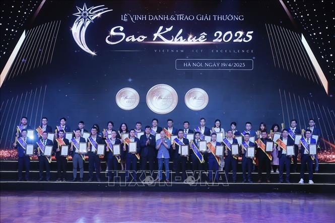 Ban tổ chức trao Giải thưởng Sao Khuê 2025 cho các danh nghiệp có sản phẩm thuộc nhóm lĩnh vực “Quản trị doanh nghiệp”. Ảnh: Minh Quyết - TTXVN