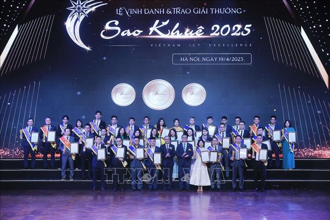 Ban tổ chức trao Giải thưởng Sao Khuê 2025 cho các danh nghiệp có sản phẩm thuộc nhóm lĩnh vực “Kinh tế - Công nghiệp và Thị trường - Tiêu dùng”. Ảnh: Minh Quyết - TTXVN