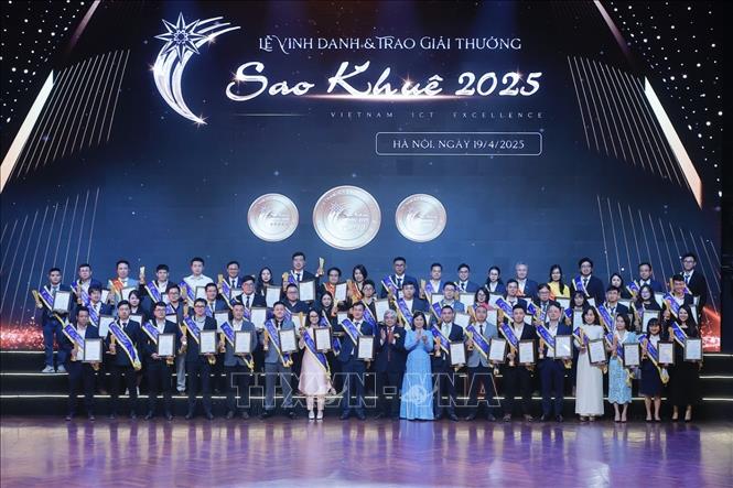 Ban tổ chức trao Giải thưởng Sao Khuê 2025 cho các danh nghiệp có sản phẩm thuộc nhóm lĩnh vực “Đổi mới sáng tạo và các sản phẩm, giải pháp, phần mềm, dịch vụ mới”. Ảnh: Minh Quyết - TTXVN