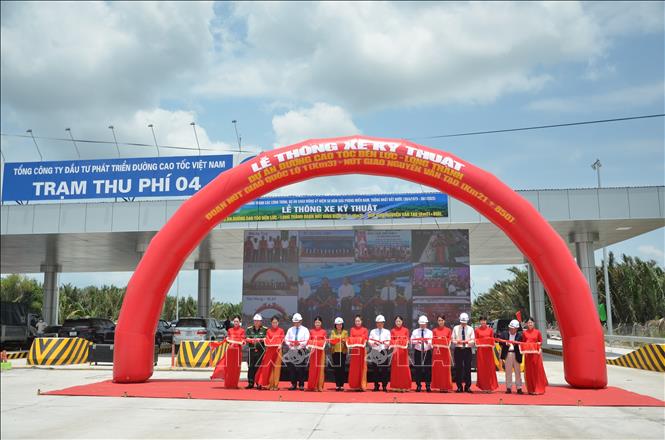 Các đại biểu thực hiện nghi thức cắt băng thông xe kỹ thuật đoạn hơn 19 km cao tốc Bến Lức – Long Thành. Ảnh: Linh Sơn-TTXVN