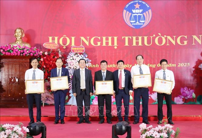Các tập thể, cá nhân nhận Bằng khen của Liên Đoàn Luật sư Việt Nam vì đã có thành tích trong xây dựng Đoàn Luật sư và hoạt động hành nghề Luật sư năm 2024. Ảnh: Nhật Bình - TTXVN.