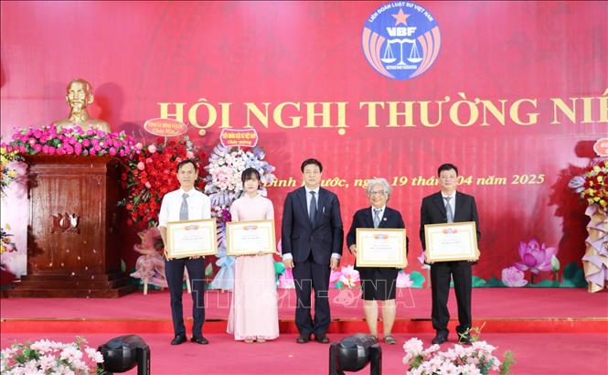 Các tập thể, cá nhân nhận Bằng khen của Liên Đoàn Luật sư Việt Nam vì đã có thành tích trong xây dựng Đoàn Luật sư và hoạt động hành nghề Luật sư năm 2024. Ảnh: Nhật Bình - TTXVN.