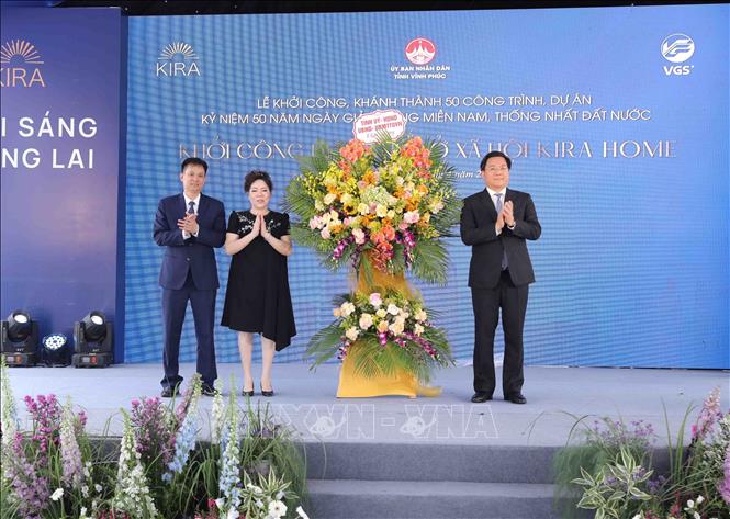  Chủ tịch UBND tỉnh Vĩnh Phúc Trần Duy Đông (phải ảnh) chúc mừng lãnh đạo Tập đoàn Thép Việt Đức tại buổi lễ. Ảnh: Hoàng Hùng -TTXVN 