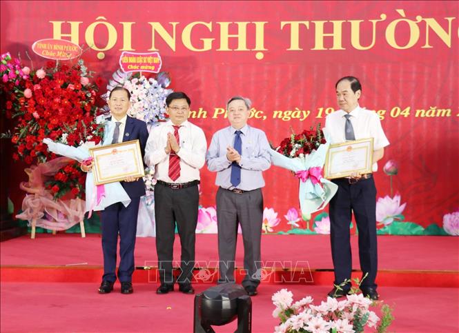 Trao Bằng khen của Bộ trưởng Bộ Tư pháp cho các tập thể, cá nhân có thành tích trong xây dựng và phát triển Đoàn Luật sư năm 2024. Ảnh: Nhật Bình - TTXVN.