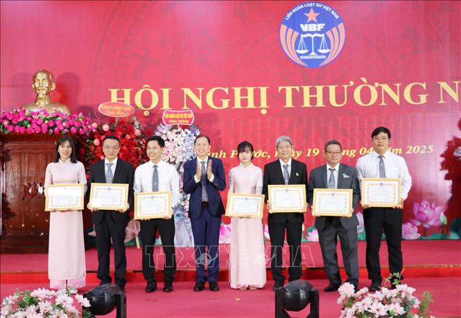 Các tập thể, cá nhân nhận Giấy khen của Đoàn Luật sư tỉnh Bình Phước vì đã có thành tích trong hoạt động hành nghề Luật sư năm 2024. Ảnh: Nhật Bình - TTXVN.