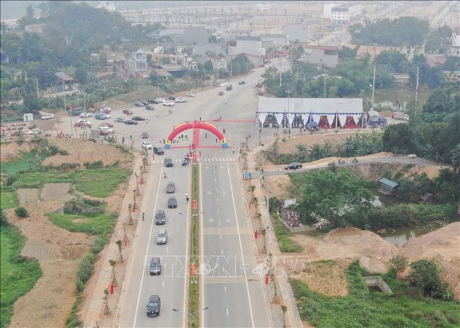 Các phương tiện lưu thông trên tuyến đường mới. Ảnh: Đinh Thùy-TTXVN