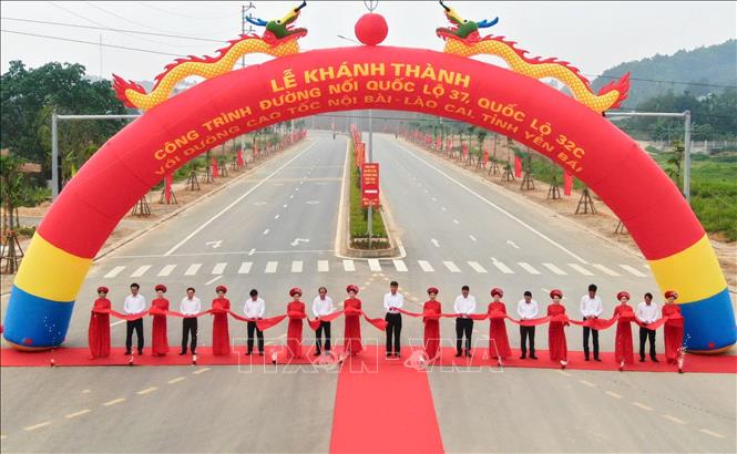Đại biểu cắt băng khánh thành tuyến đường nối với cao tốc Nội Bài - Lào Cai. Ảnh: Đinh Thùy-TTXVN