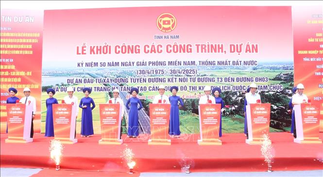 Các đại biểu thực hiện nghi thức khởi công dự án. Ảnh: Thanh Tuấn - TTXVN 
