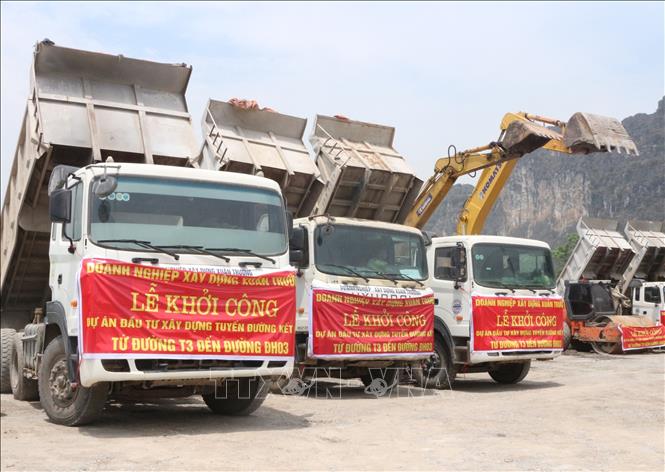 Các phương tiện, máy móc phục vụ thi công dự án tại lễ khởi công. Ảnh: Thanh Tuấn - TTXVN 

