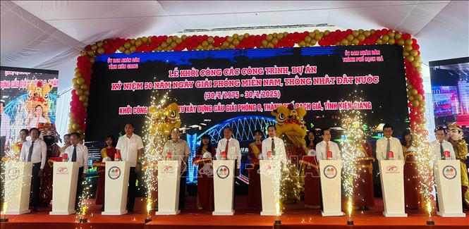 Các đại biểu thực hiện nghi thức ấn nút khởi công dự án xây dựng cầu Giải Phóng 9. Ảnh: Lê Sen - TTXVN