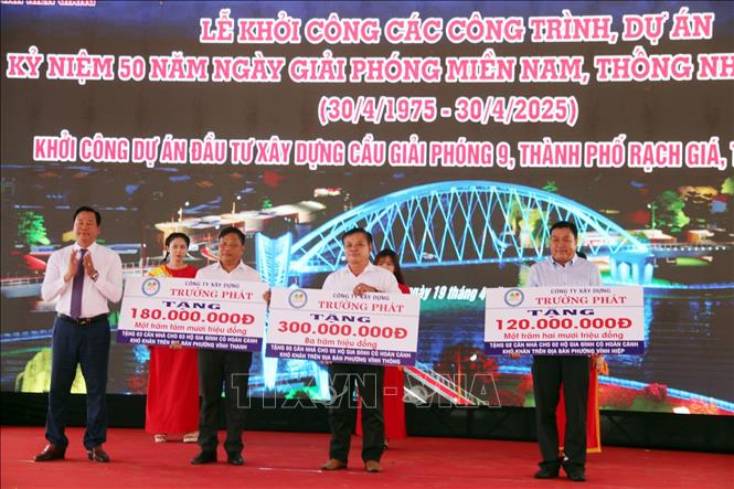 Ông Vương Đức Trường, Tổng Giám đốc Công ty TNHH Trường Phát tặng 600 triệu đồng cho các phường trên địa bàn thành phố Rạch Giá để xóa nhà tạm, nhà dột nát. Ảnh: Lê Sen - TTXVN