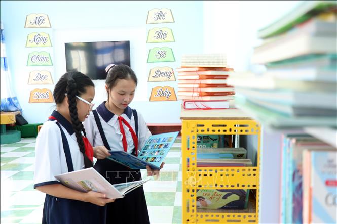 Thư viện tỉnh Cà Mau trở thành địa chỉ thu hút học sinh đến tham quan, đọc sách. Ảnh: Kim Há - TTXVN 