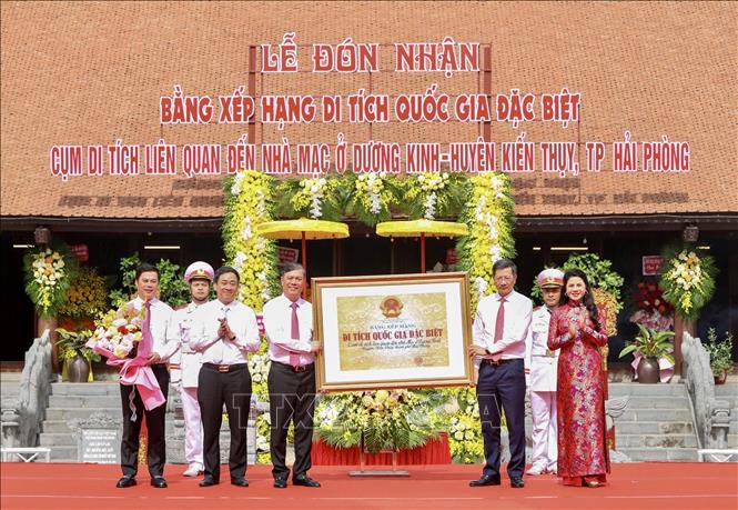 Lãnh đạo thành phố Hải Phòng, huyện Kiến Thụy đón nhận Bằng xếp hạng Di tích quốc gia đặc biệt. Ảnh: Minh Huệ-TTXVN