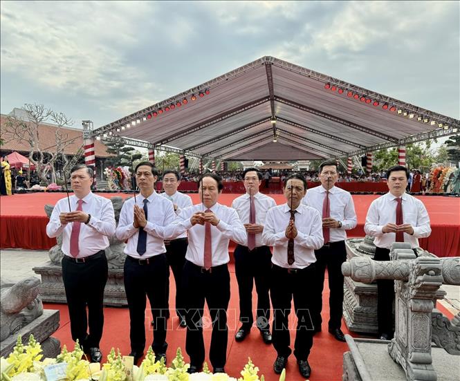 Lãnh đạo thành phố Hải Phòng dâng hương tại Cụm di tích liên quan đến nhà Mạc ở Dương Kinh. Ảnh: Minh Huệ-TTXVN