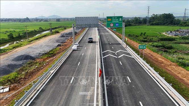 Dự án thành phần cao tốc Bãi Vọt - Hàm Nghi giai đoạn 1 được thiết kế 4 làn xe, tốc độ tối đa 90km/h. Ảnh: Hữu Quyết - TTXVN