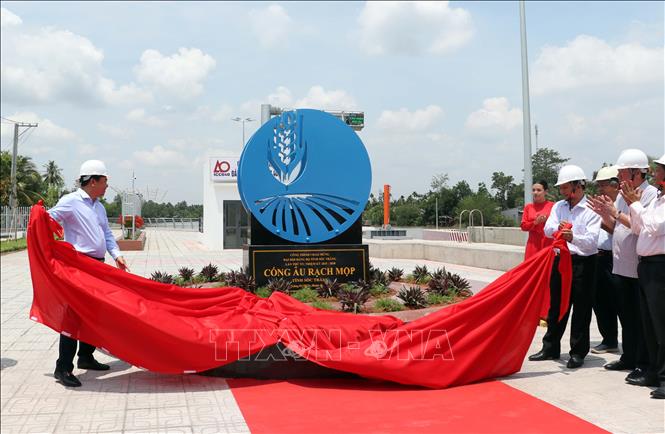 Lãnh đạo tỉnh Sóc Trăng và Bộ Nông nghiệp Môi trường thực hiện nghi thức khánh thành công trình cống âu Rạch Mọp tại Sóc Trăng. Ảnh: Trung Hiếu - TTXVN