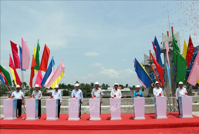 Nghi thức khánh thành đưa vào vận hành công trình cống âu Rạch Mọp ngăn mặn giữ ngọt lớn nhất Sóc Trăng. Ảnh: Trung Hiếu - TTXVN
