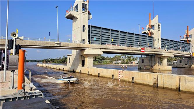 Khánh thành cống âu Rạch Mọp ngăn mặn giữ ngọt lớn nhất Sóc Trăng. Ảnh: Trung Hiếu - TTXVN