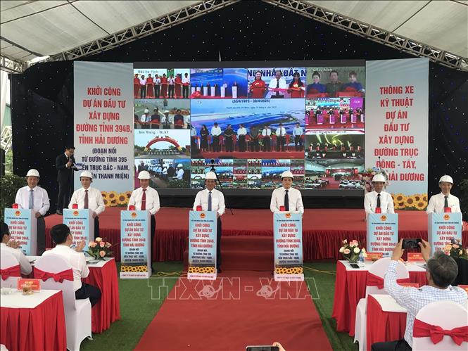 Các đại biểu ấn nút khởi với công đường tỉnh 394B tỉnh Hải Dương. Ảnh: Tiến Vĩnh – TTXVN